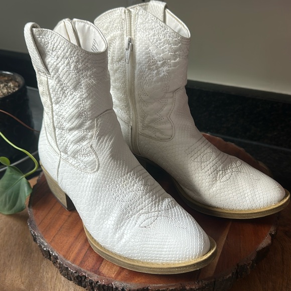 Coconuts by Matisse White Ankle Cowboy Boots - Picture 1 of 7
